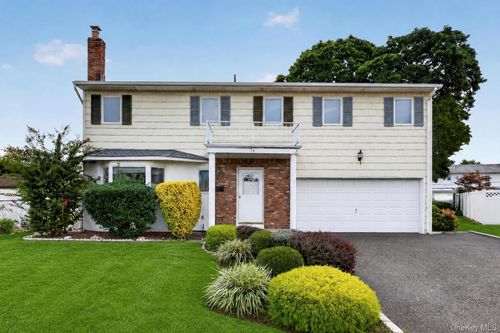 15 Country Court, Oyster Bay, NY, 11801 | Card Image