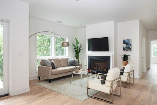 unit-302-8 Boulevard, Pelham, NY, 10803-2147 | Card Image