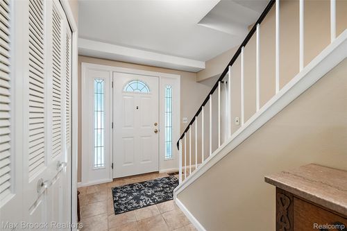 2465 Wexford Dr, Troy, MI, 48084-2711 | Card Image