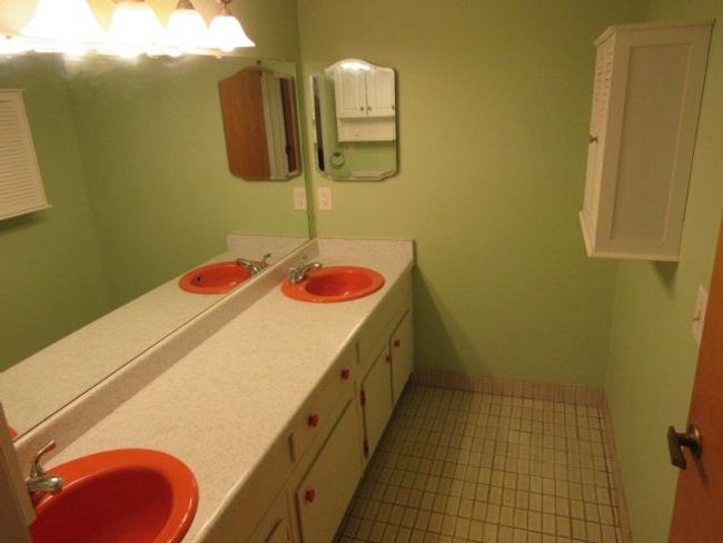 18447 University Park Dr, Condo with 2 bedrooms, 1 bathrooms and null parking in Livonia MI | Image 21