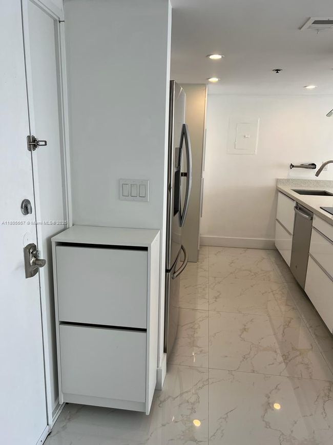 APT-1622 - 7601 E Treasure Dr, Condo with 2 bedrooms, 2 bathrooms and null parking in North Bay Village FL | Image 16