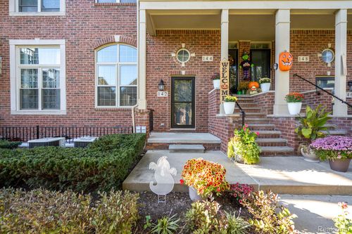 142 Sandy Ln, Walled Lake, MI, 48390-3528 | Card Image