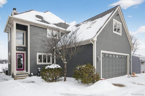 6780 Desmond Rd, Waterford Twp, MI, 48329-2804 | Card Image