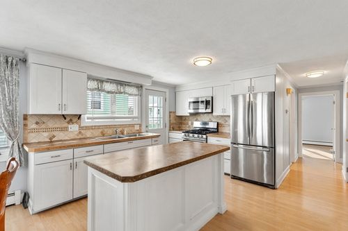 24 Lily St, Lynn, MA, 01902-2818 | Card Image