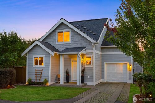 221 1st Pl Ne, Issaquah, WA, 98027-3335 | Card Image