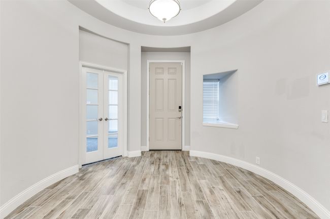 Entry, office to the left. | Image 5