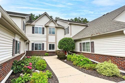 584 Pewaukee Rd, Pewaukee, WI, 53072-6554 | Card Image