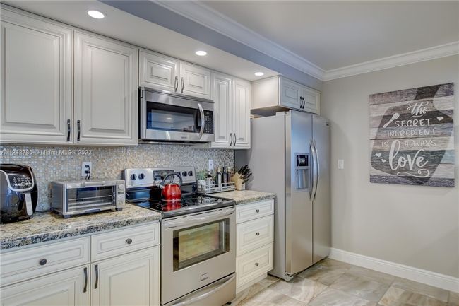 231 - 600 Parkview Dr, Condo with 3 bedrooms, 2 bathrooms and null parking in Hallandale Beach FL | Image 15