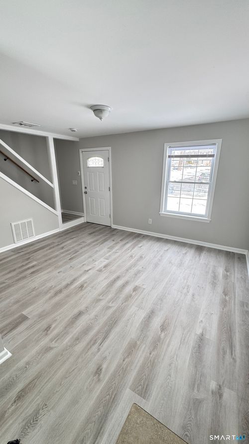 26 Rock Creek Rd, New Haven, CT, 06515-1208 | Card Image