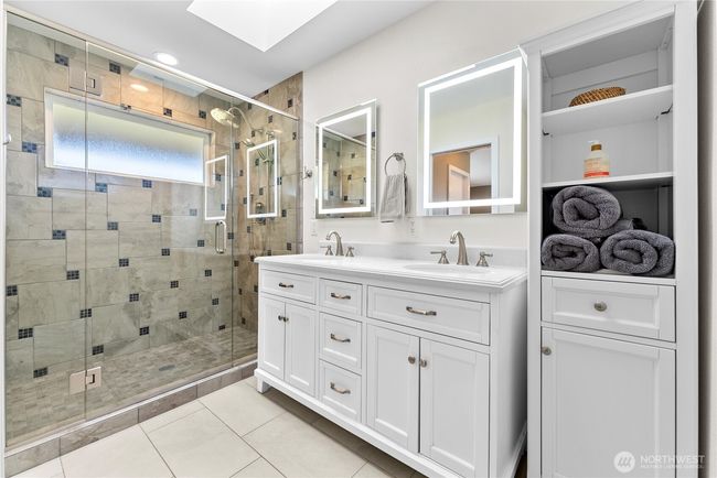 Primary bath | Image 16