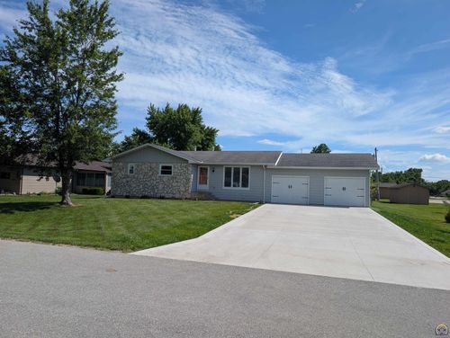 909 Martindale St, Burlington, KS, 66839-1143 | Card Image
