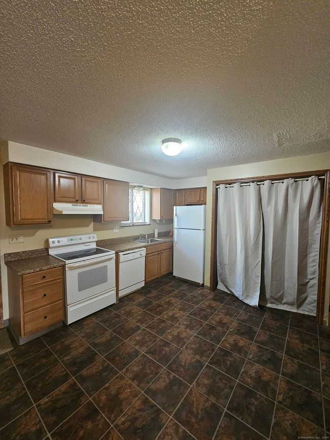 UNIT-1 - 30 Vail St, Condo with 2 bedrooms, 2 bathrooms and 2 parking in Waterbury CT | Image 5