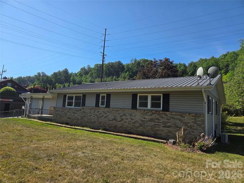 42 East Blvd, Burnsville, NC, 28714-2911 | Card Image