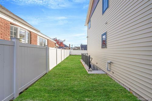 2386 Marlboro St, East Meadow, NY, 11554-4035 | Card Image