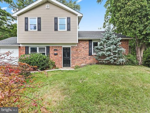 821 Sweetbriar Dr, WARMINSTER, PA, 18974-5539 | Card Image