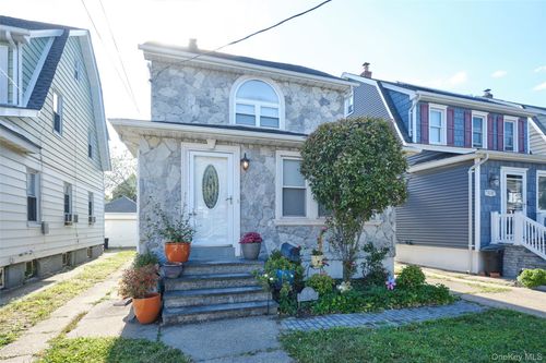 92 245th St, Floral Park, NY, 11001-3915 | Card Image
