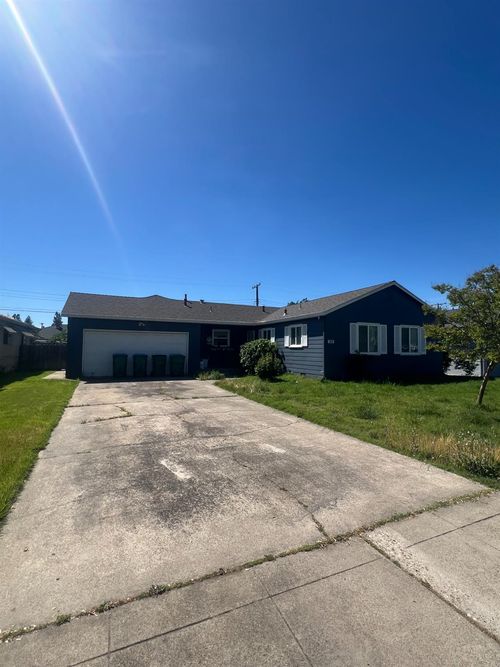 830 Windsor Dr, Lodi, CA, 95240-5126 | Card Image