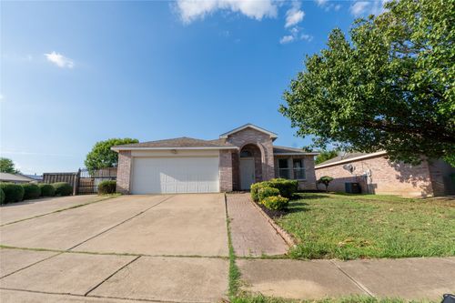 1403 Chesapeake Dr, Arlington, TX, 76014-3483 | Card Image