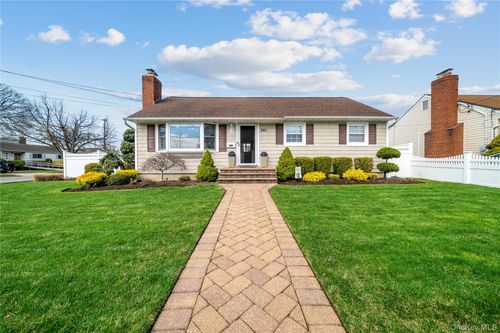 261 N 6th St, Bethpage, NY, 11714-1926 | Card Image