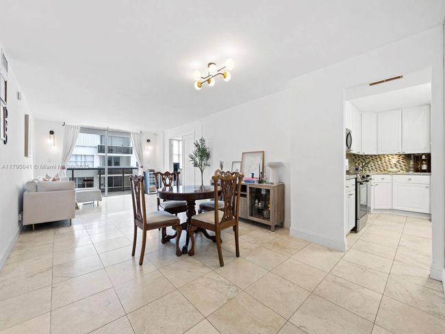 APT-1015 - 6039 Collins Ave, Condo with 1 bedrooms, 2 bathrooms and null parking in Miami Beach FL | Image 8