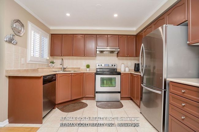 34 Jingle Cres, House attached with 4 bedrooms, 4 bathrooms and 2 parking in Brampton ON | Image 11