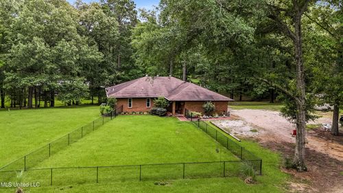 216 Trace Cir, Raymond, MS, 39154-9555 | Card Image
