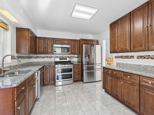 3836 W Estes Ave, Lincolnwood, IL, 60712-1032 | Card Image