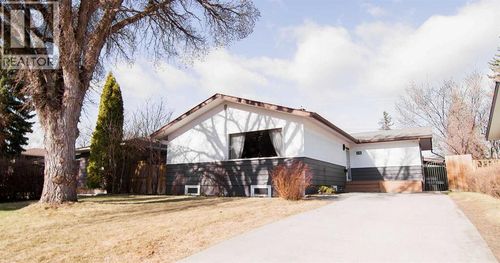 15 Hamlet Road Sw, Calgary, AB, T2V3C9 | Card Image