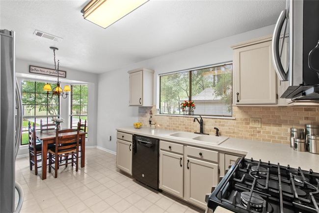 Kitchen, with windows above the sink and surrounding the breakfast area. | Image 7