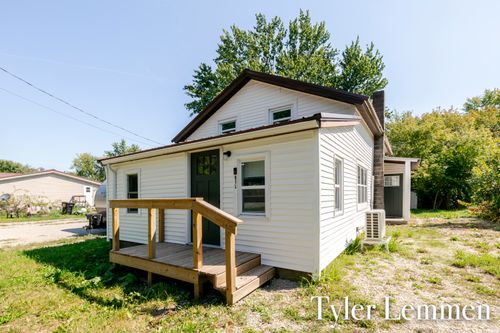 912 S Ravenna Rd, Ravenna, MI, 49451-9562 | Card Image