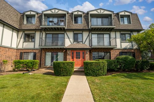 c-104 Seeple Drive, Buffalo Grove, IL, 60089 | Card Image