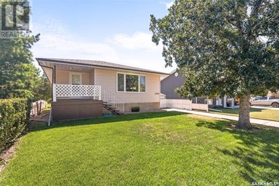 1239 Hochelaga St W, House other with 5 bedrooms, 2 bathrooms and null parking in Moose Jaw SK | Image 1