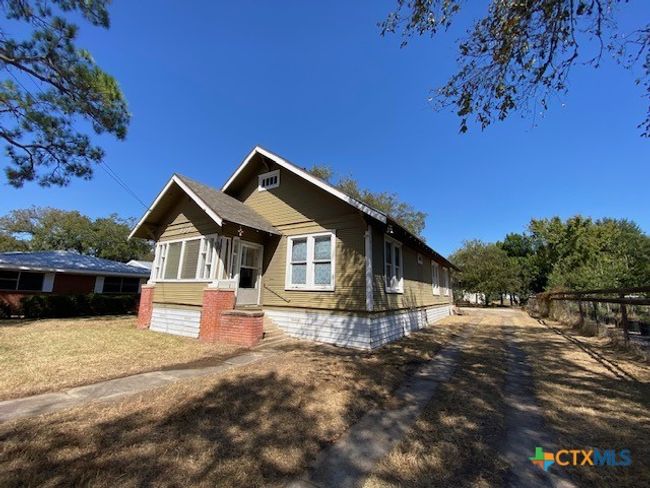 409 E Hochheim St, House other with 3 bedrooms, 2 bathrooms and null parking in Yoakum TX | Image 17