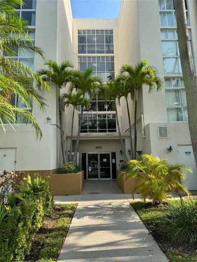 503 - 9805 Nw 52nd St, Condo with 2 bedrooms, 2 bathrooms and null parking in Doral FL | Image 3