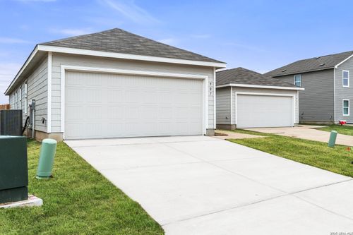 907 Stricker Path, San Antonio, TX, 78221-4579 | Card Image