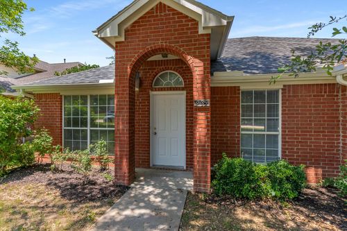935 Royal Oaks Dr, Lewisville, TX, 75067-6137 | Card Image