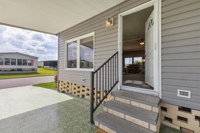 Front entry with retractable screen door | Image 26