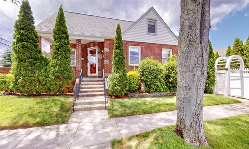515 S 10th St, New Hyde Park, NY, 11040-5554 | Card Image