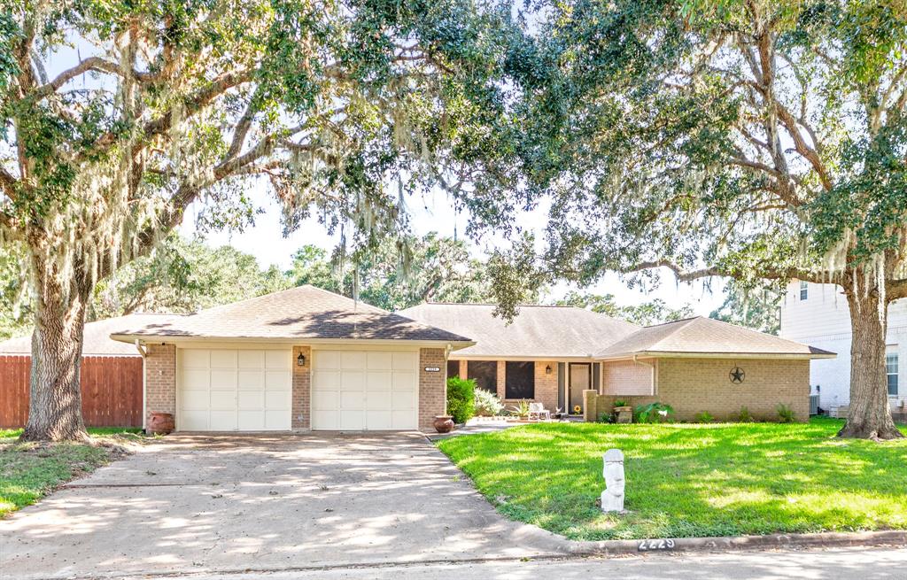 Lake Forrest Dr, West Columbia, TX 77486