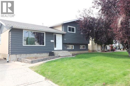 444 Sissons Cres Se, Medicine Hat, AB, T1B2J9 | Card Image