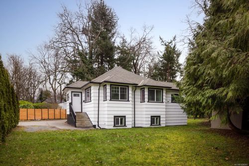 3918 Cedar Hill Cross Rd, Saanich, BC, V8P2N2 | Card Image