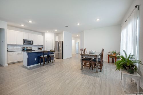 209 Wolf Crest Blvd, Seguin, TX, 78155-3269 | Card Image