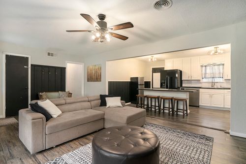 6716 John Dr, Richland Hills, TX, 76118-6201 | Card Image