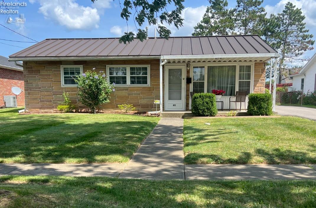 Lawrence St, Bellevue, OH 44811