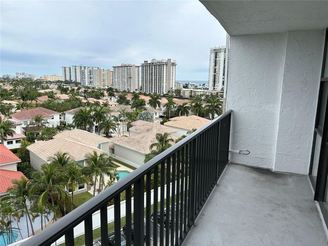 909 - 1000 Parkview Dr, Condo with 3 bedrooms, 2 bathrooms and null parking in Hallandale Beach FL | Image 14