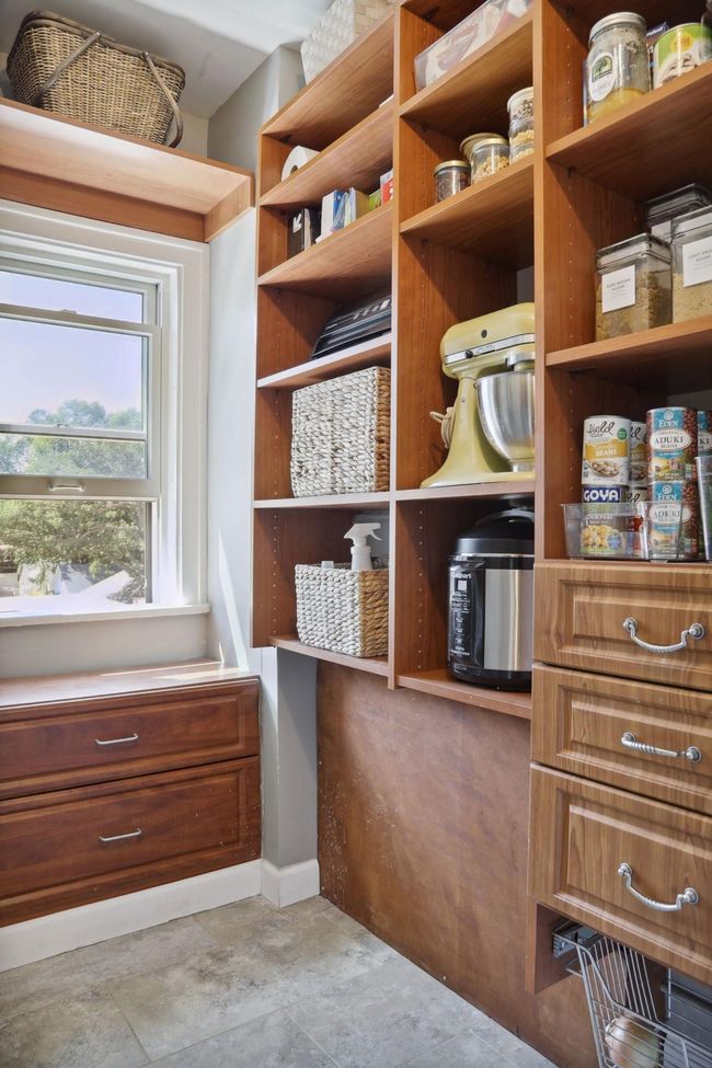Walk in pantry | Image 16