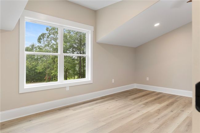 Upstairs bedroom 1. | Image 28