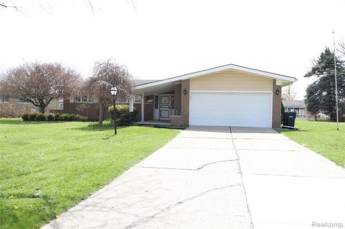 11114 Greendale Dr, Sterling Heights, MI, 48312-2805 | Card Image