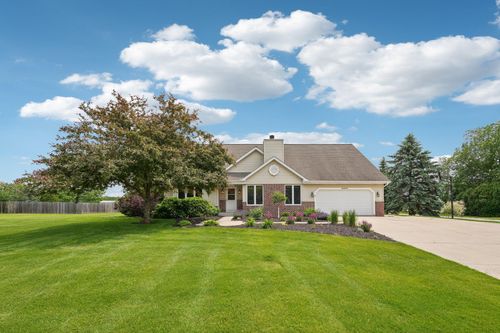 1466202 Wigwam Dr, Menomonee Falls, WI, 53051-5870 | Card Image