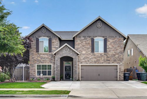 2241 W Babcock Ave, Visalia, CA, 93291-3934 | Card Image